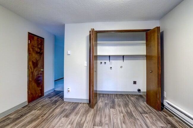 Building Photo - 2bed/1.5bath Town-home Available Soon! Cal...