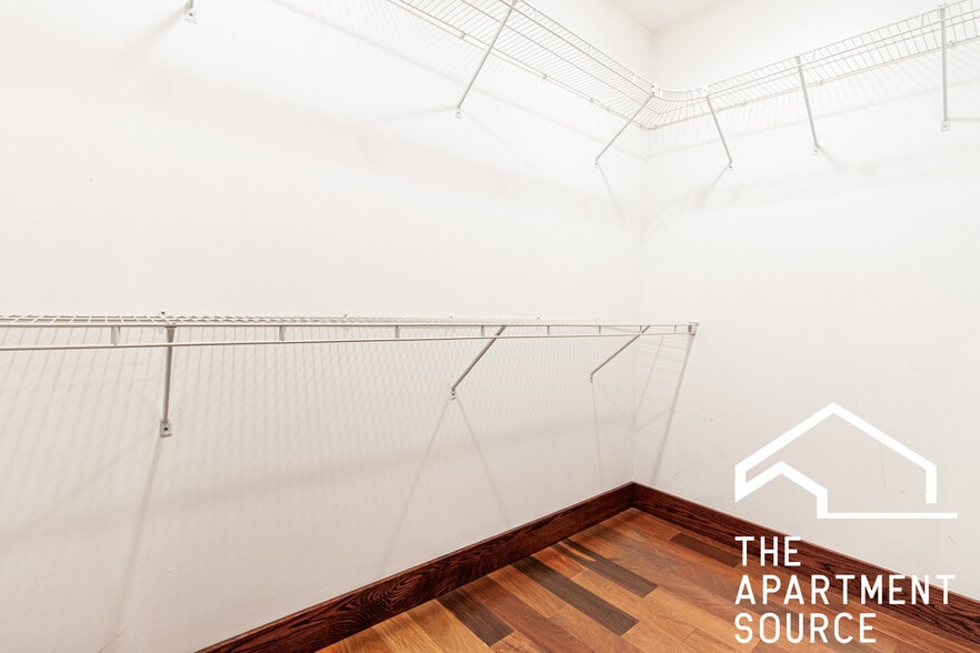 Building Photo - 1019 W Oakdale Ave