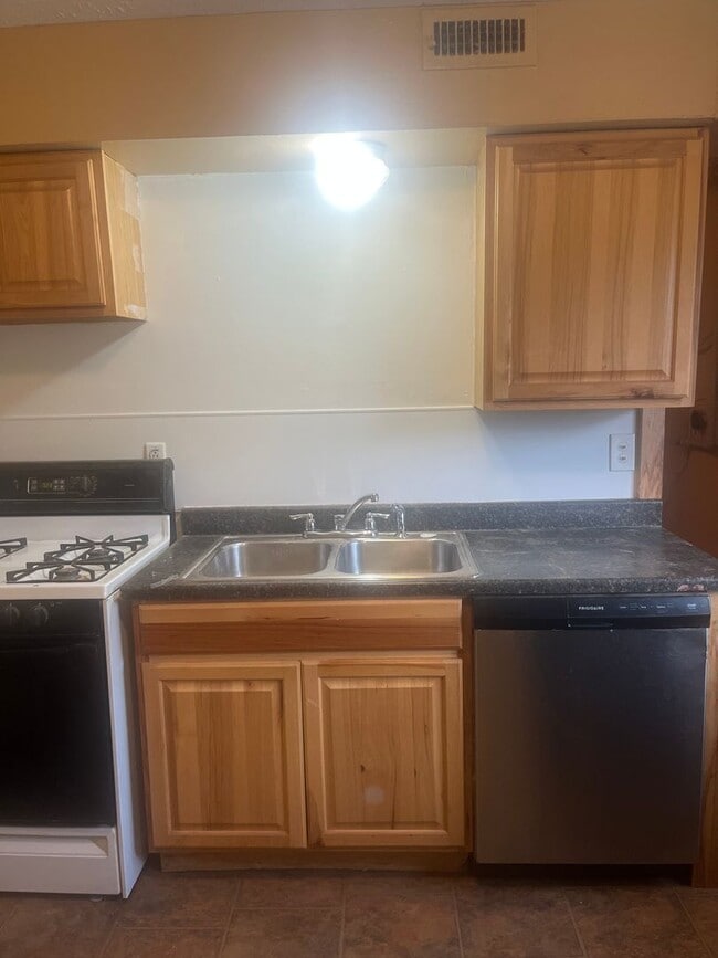 Building Photo - 2 Bedroom Townhome - Bedford
