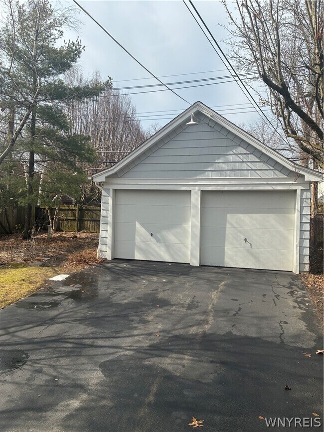 Building Photo - 385 Berryman Dr