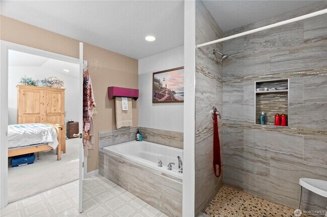 Building Photo - Quiet Updated Townhome in Prime Location!