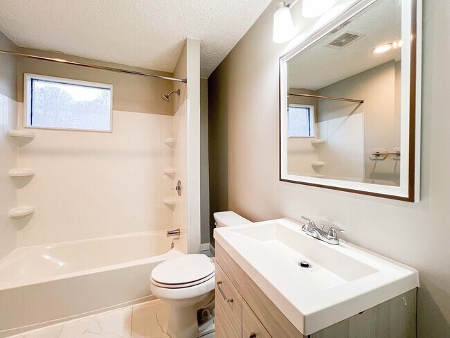 Building Photo - Charming Farragut Home with Large Fenced Yard and Wooded Access