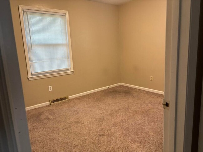 Building Photo - 3 bed 1.5 bath