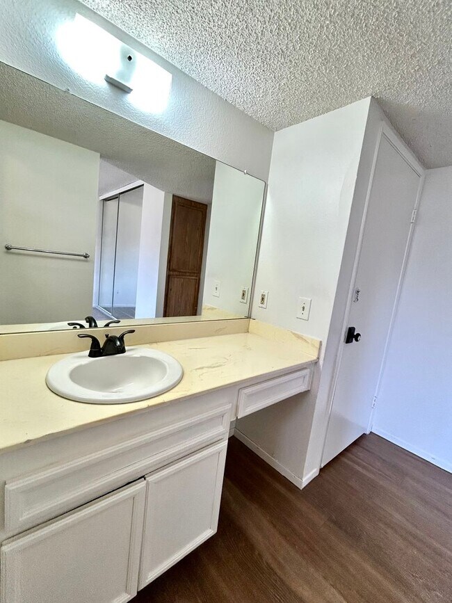 Building Photo - 5 Bed, 2 Bath in Otay Mesa!