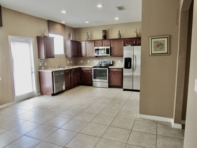 Building Photo - Beautiful 3-Bedroom Townhome with Resort-S...