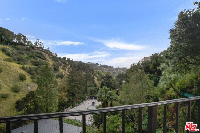 Building Photo - 10160 Cielo Dr