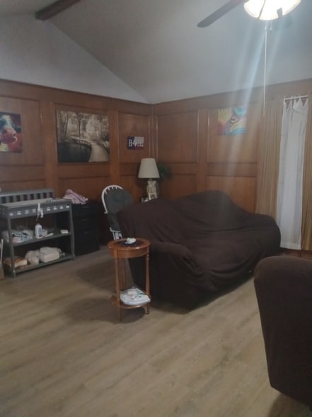 Building Photo - 703 E 10th St