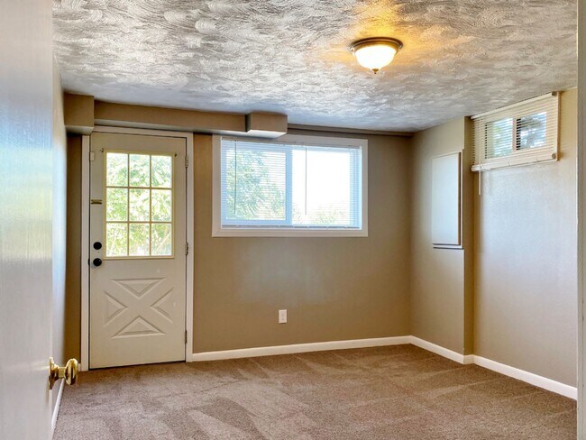 Building Photo - Home With Amazing River Views!