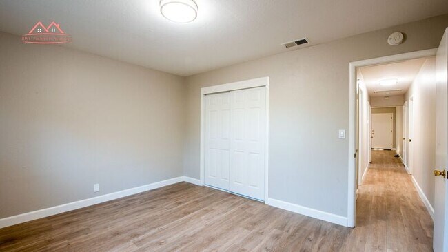 Building Photo - 868 Miller Ave