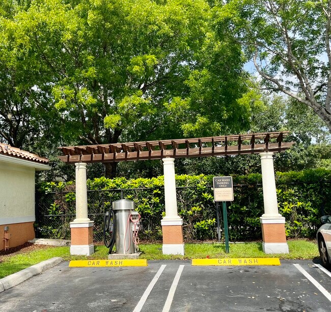 Building Photo - 9833 Baywinds Blvd