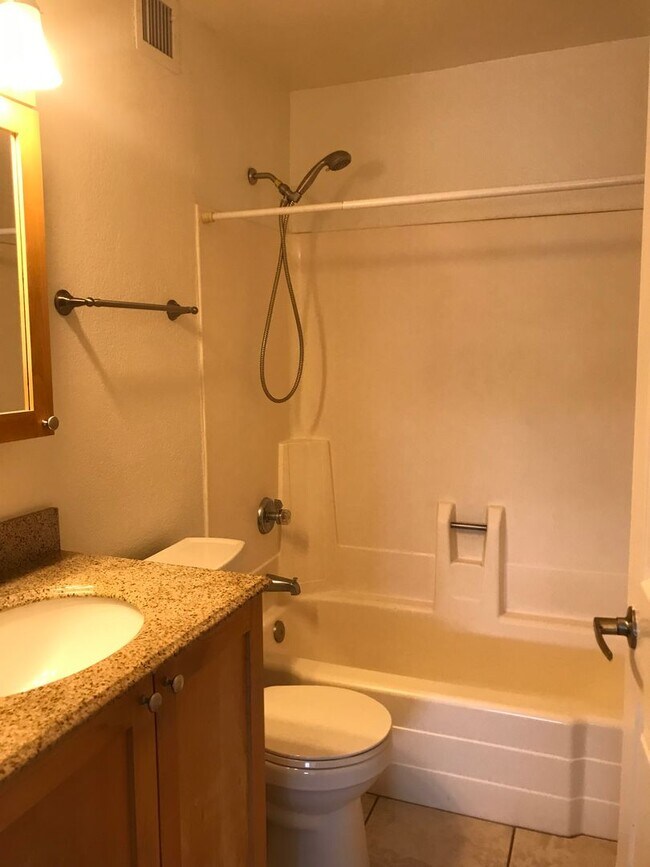 Building Photo - 1808 N 32nd St