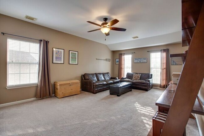 Building Photo - Pristine 5 Bed Fenced Franklin Home!