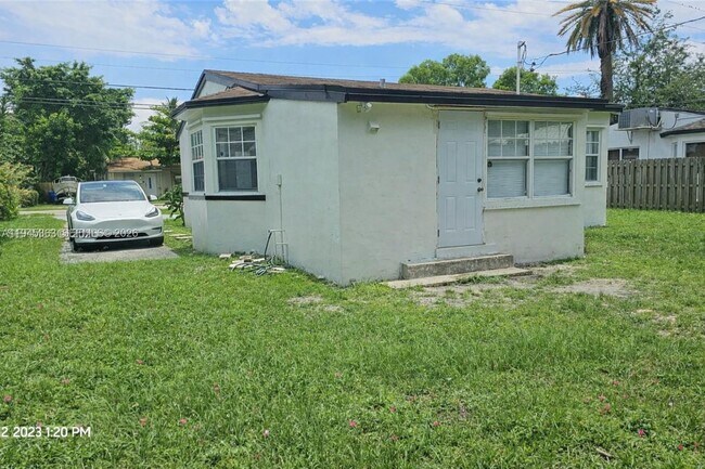 Building Photo - 626 S 28th Ave