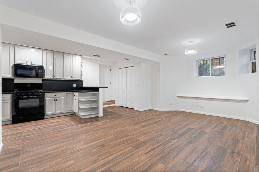 Building Photo - 823 W Roscoe St