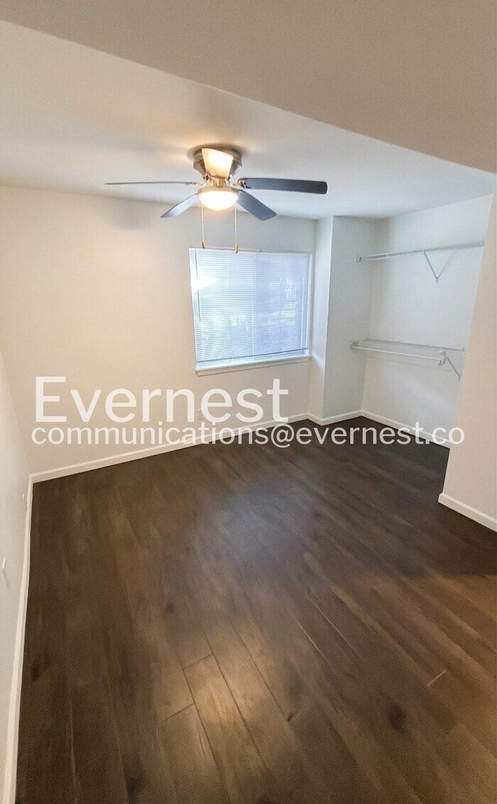 Building Photo - 422 Country Downs Dr