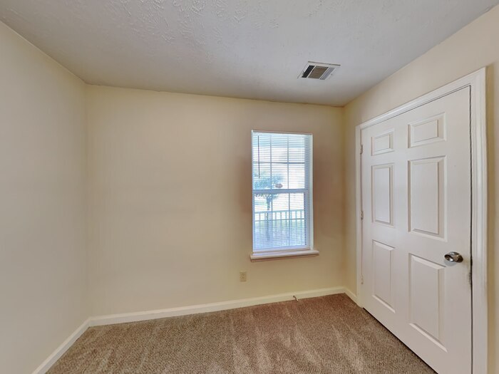 Building Photo - 1410 Stoneleigh Way