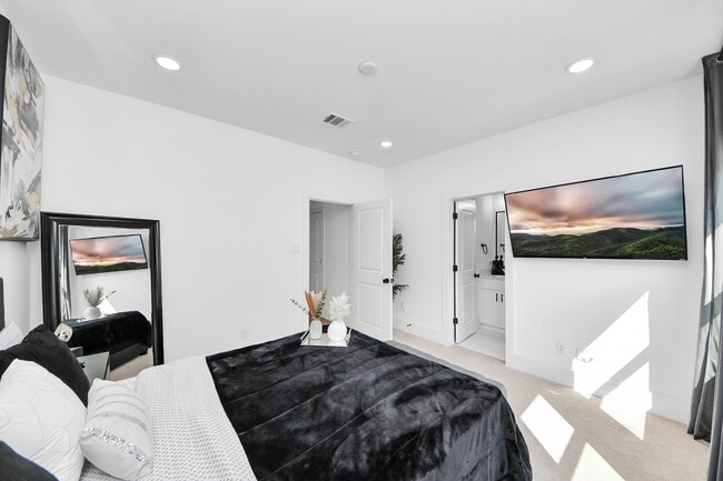 Building Photo - 4806 Cochran St