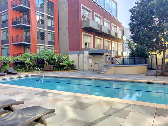 Building Photo - 1 Bed, 1 Bath + Storage - South Beach/SOMA...