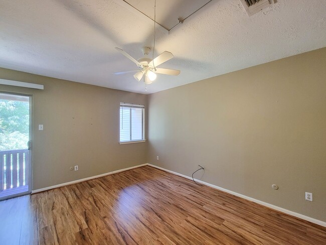 Building Photo - Quite neighborhood town home with gate, ne...