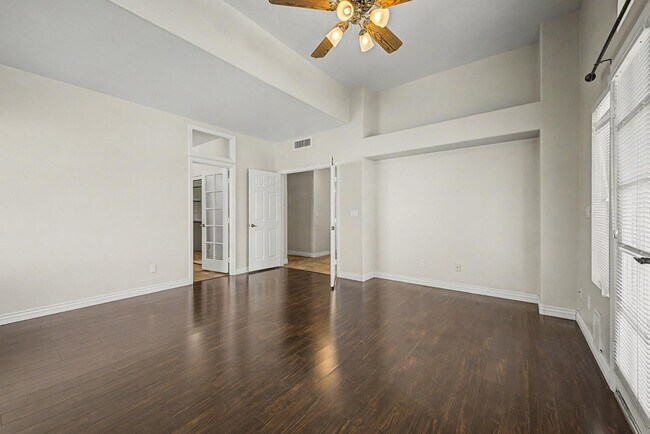 Building Photo - 1300 N Sycamore Ct