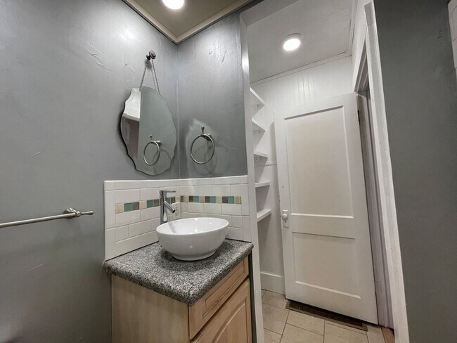 Building Photo - 6 Bedroom/2.5 Bath Home in North Fort Coll...