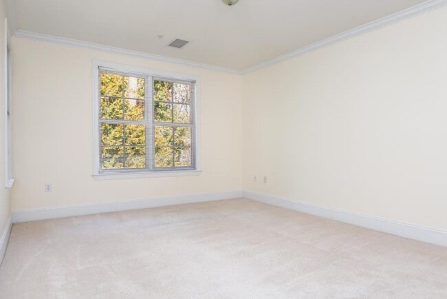 Building Photo - The BEST North Hills Condo!