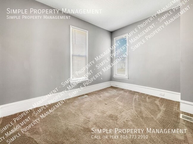 Building Photo - 156 Carrier St NE