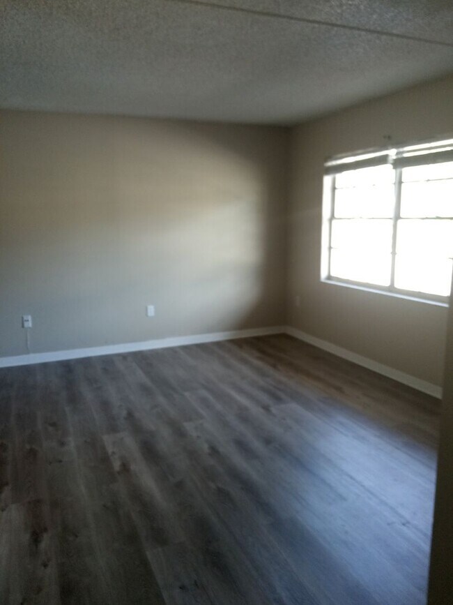 Building Photo - Gated Community First Floor 1/1.5 Apartmen...