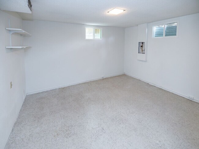Building Photo - Amazing 3 bed/3 bath rental.  New Flooring!!  Solar Panels!!
