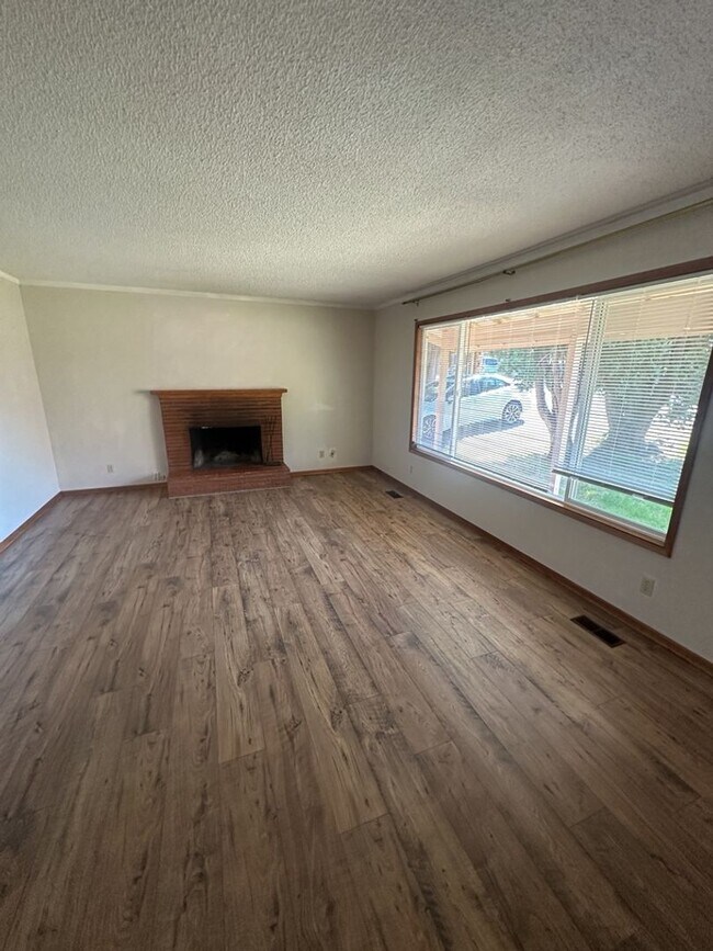 Building Photo - 3 Bedroom 1.5 Bath Ranch in Felida!