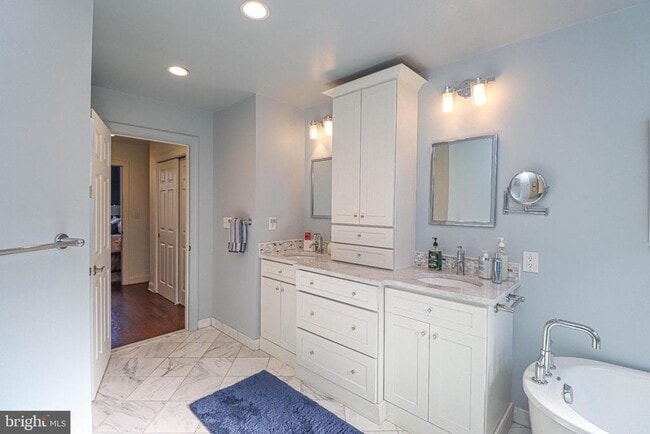 Building Photo - 1596 N Colonial Terrace