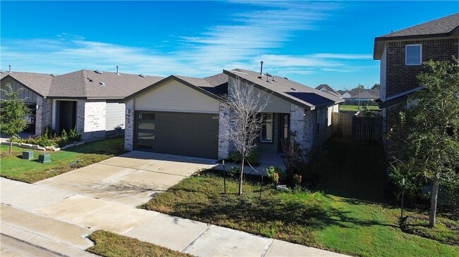 Building Photo - 910 Kickapoo Ln