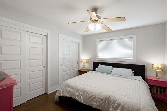 Building Photo - 2 Bed 1 Bath Condo by UT and CapMetro Stop