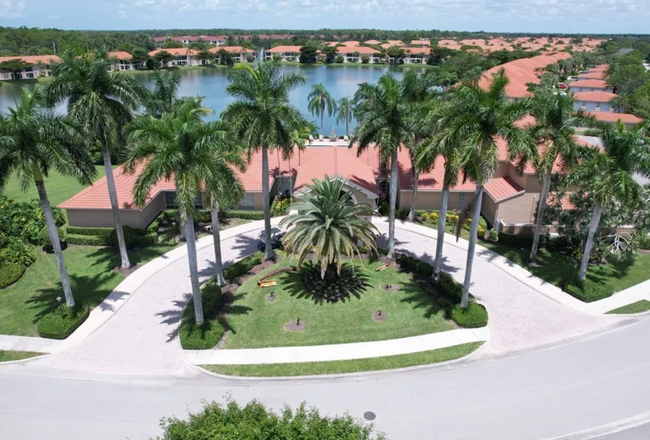 Building Photo - Chic 2BR Condo in Prime North Naples Locat...