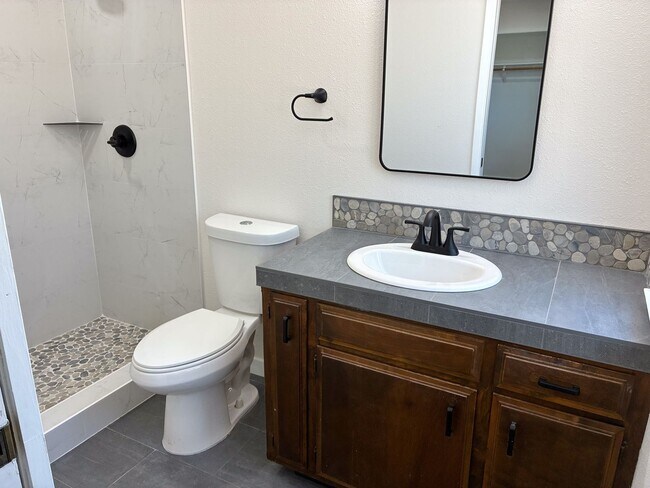 Building Photo - 3 Bedroom Home for Rent in Paradise CA | Fireplace, LVP Flooring, Yard & Garage
