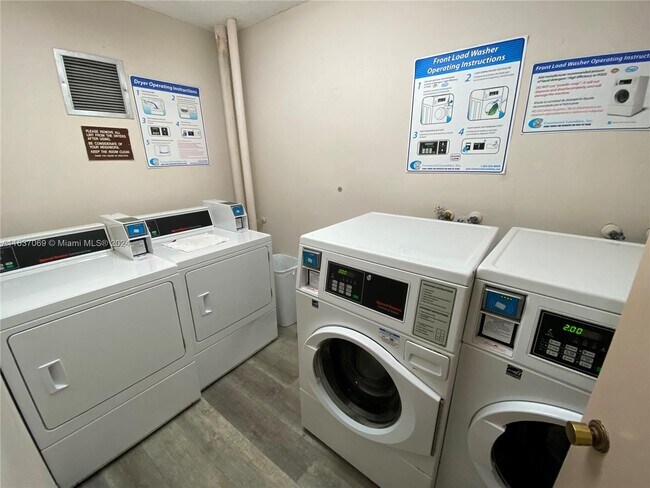 Building Photo - 1300 NE Miami Gardens Dr