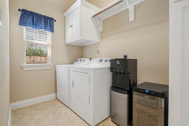 Building Photo - 27930 Colonial Point Dr