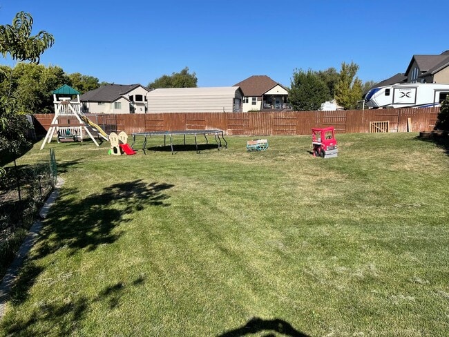Building Photo - Spacious 5-Bedroom Haven with 3 Full Baths...