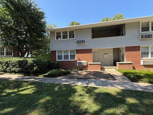 Building Photo - 813 Daniels St