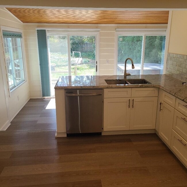 Building Photo - 44 Silver St