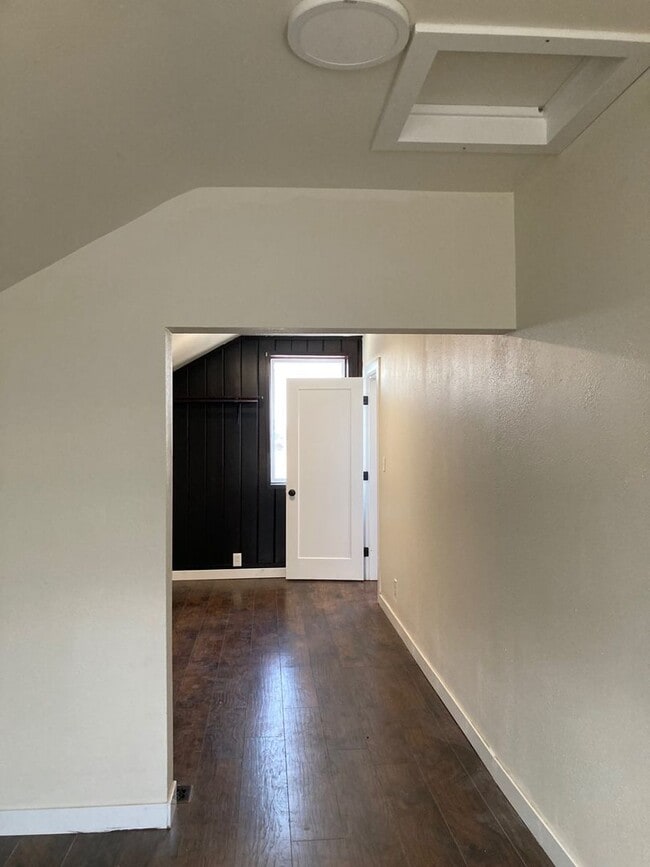 Building Photo - Spacious Multi-Level Apartment in the Hear...