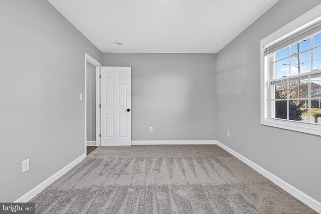 Building Photo - 2403 Kingsway Rd