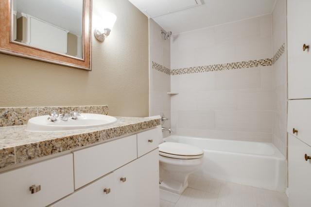 Building Photo - 5815 Sandhurst Ln