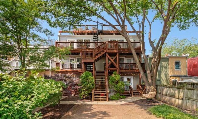 Building Photo - Bright, modern Capitol Hill 1 bed/1 bath condo with private outdoor space and secured parking