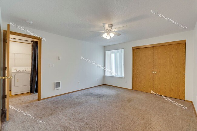 Building Photo - $500 OFF 2ND MONTH RENT** Spacious Pet-Friendly Top-Floor Unit w/ Parking Included!