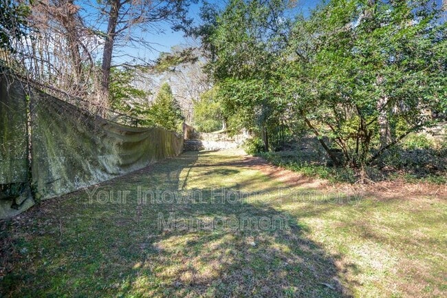 Building Photo - 317 Eureka Dr NE