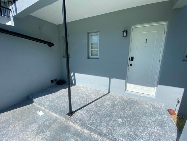 Building Photo - 115 Lucerne Ave