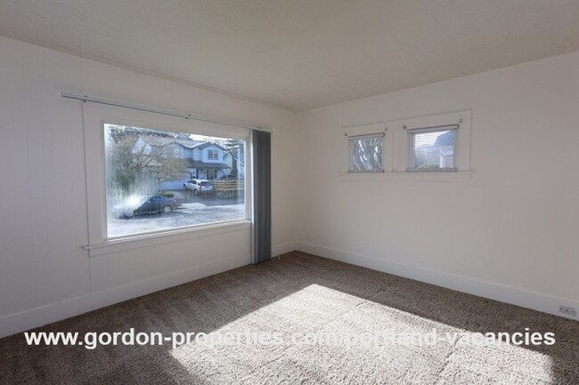 Building Photo - NE Holland St - vintage Woodlawn 2 bedroom...