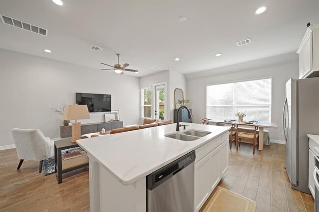 Building Photo - 1505 Canter Bayou Way