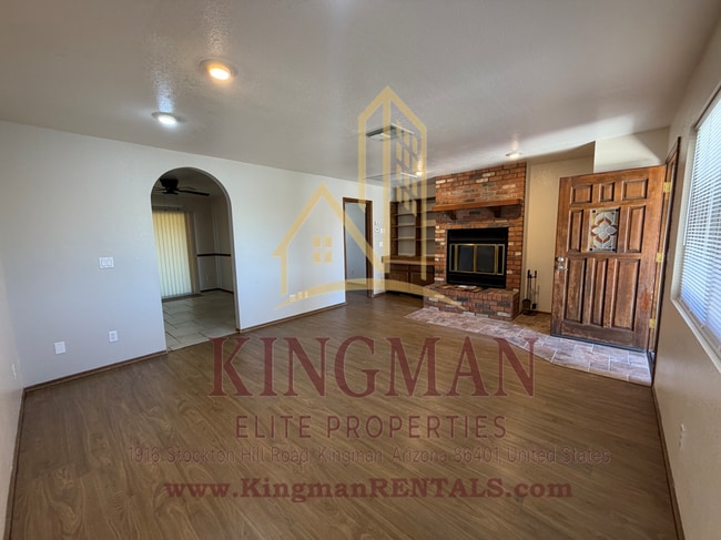 Building Photo - 3 Bedroom / 2 Bath Home with Courtyard Entry, Fireplace & Spacious Backyard